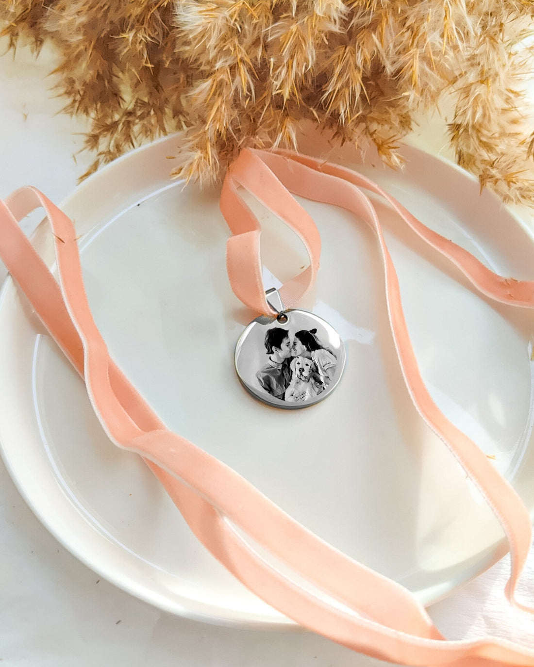 Medalla personalizada para el ramo de novia ✨ Con frase, foto y cinta a elegir. Un recuerdo único para llevar el día de la boda.